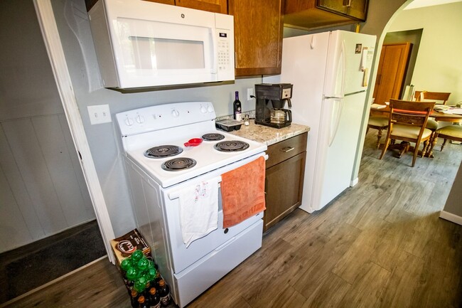 Building Photo - 3 bedroom, 1 bath home in Waterloo