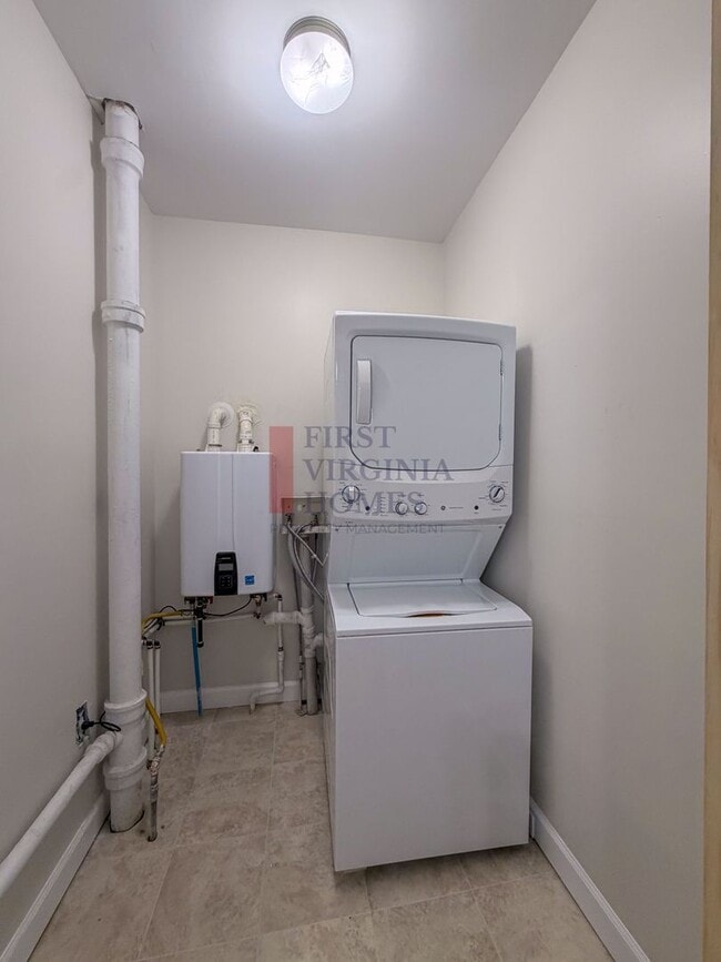 Building Photo - 2Bed/1bath Belmont Bungalow