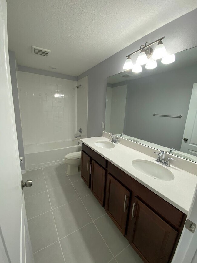 Building Photo - 4-Bedroom, 2.5-Bathroom in Saint Cloud