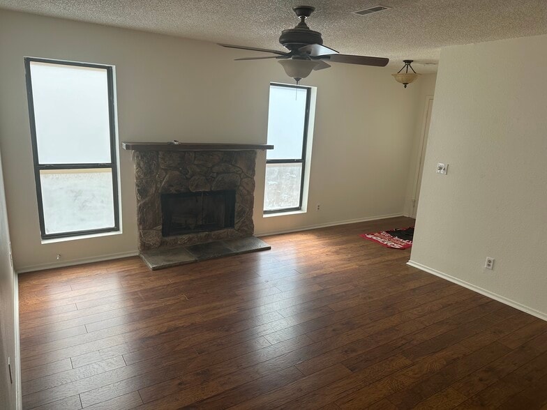 Building Photo - 8140 Spur Ct