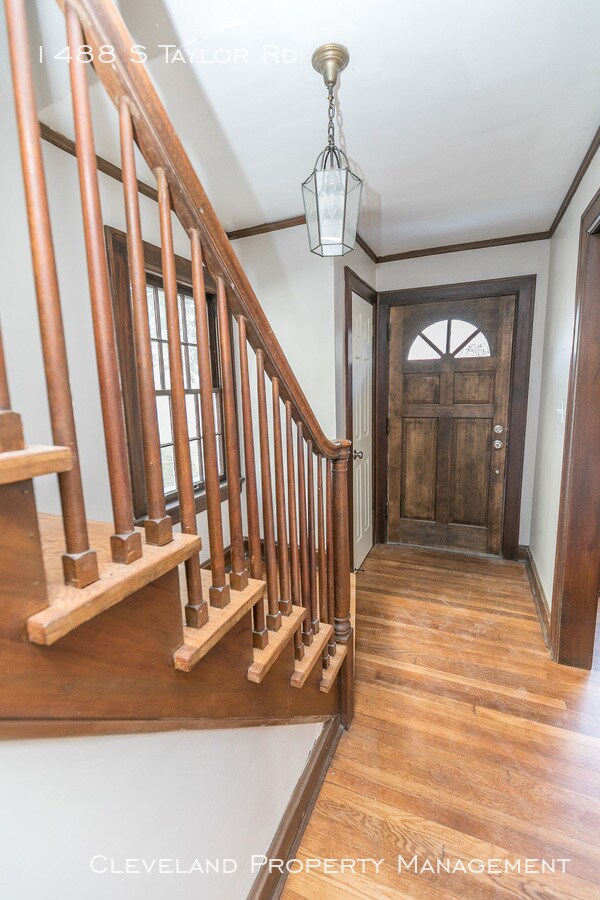 Building Photo - Charming 3 Bedroom Home