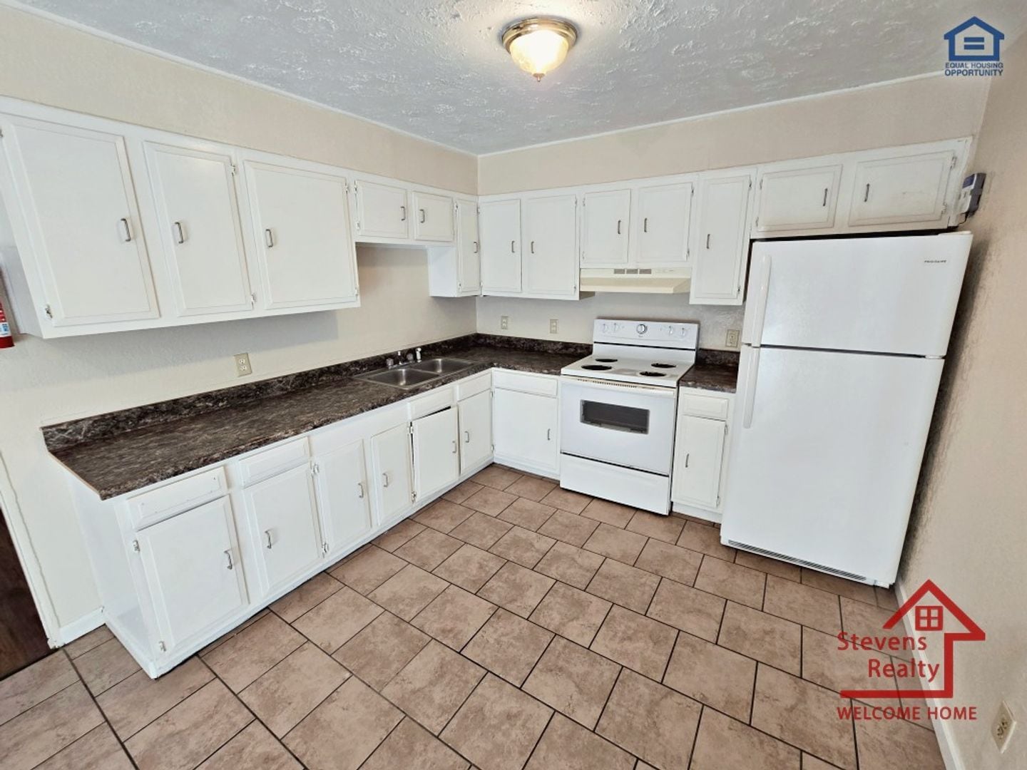 Building Photo - 210 Holly Berry Ln