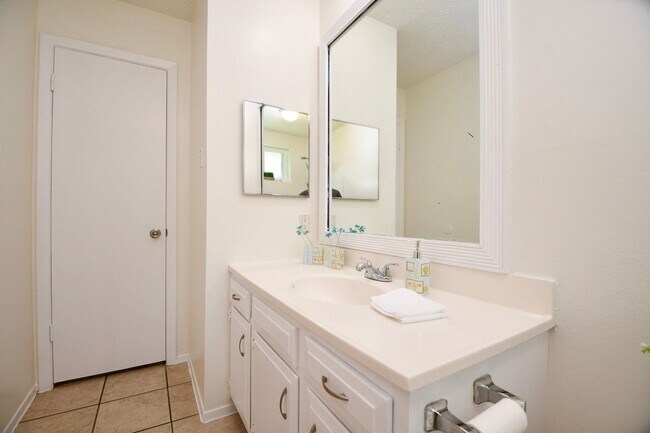 Building Photo - 16823 Cobble Ridge Dr