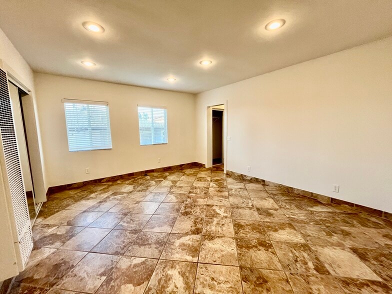 Building Photo - 1031 W 12th St