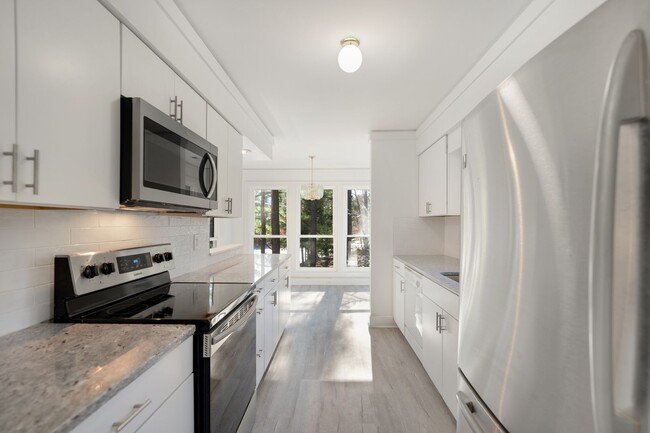 Building Photo - 2 bed 2 bath Recently Renovated Condo Loca...