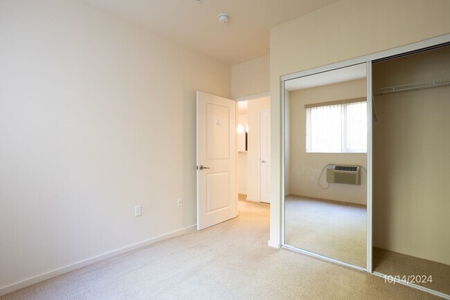 Building Photo - Available April 5th!  2 bedroom, 2 bath, 1-parking condo unit at The Cove Waikiki