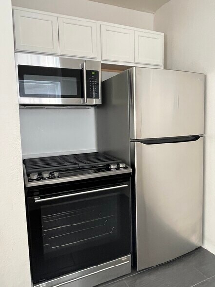 Building Photo - 1033 E 4th St