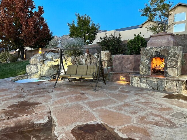 Building Photo - Move in Special Luxury 4 bedroom 4.5 bathr...