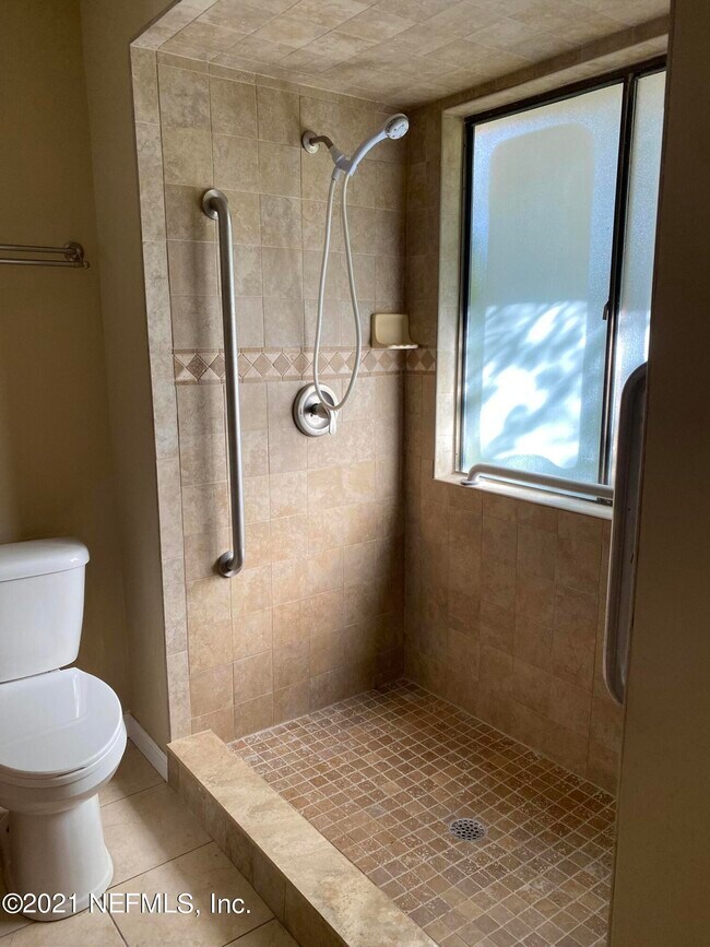 Building Photo - 4294 Tanglewilde Dr S