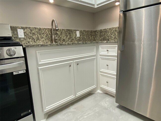 Building Photo - 211 W 17th St