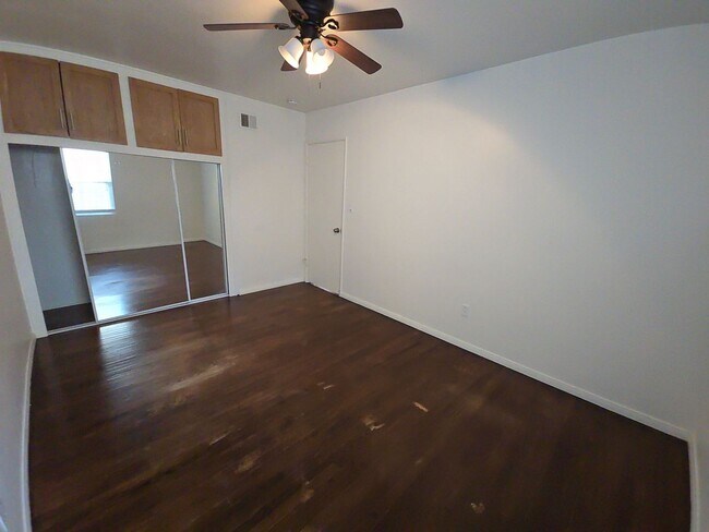 Building Photo - 5BD/3BA on Adobe Dr!! (Lease out, pending ...