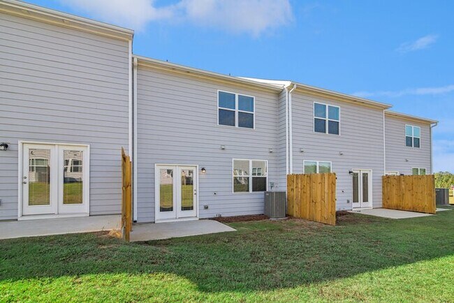 Building Photo - Fantastic 3bd/2.5ba home! Coming soon!