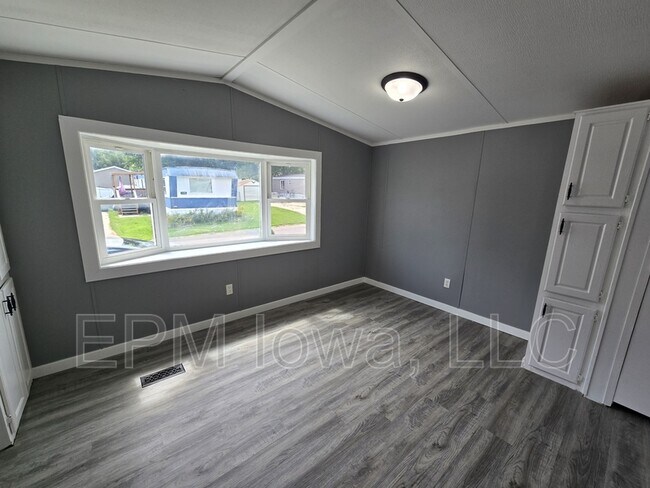 Building Photo - 700 W Ridgeway Ave