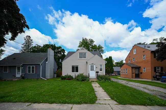 Building Photo - 1221 8th Ave NW