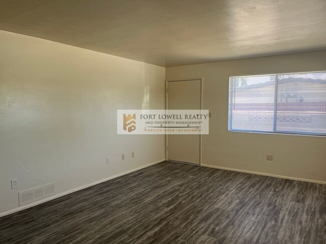 Building Photo - 1035-1037 E Knox Dr