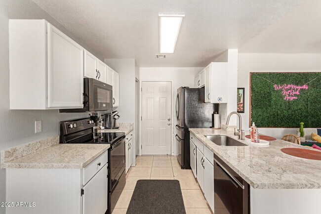 Building Photo - 7748 W Minnezona Ave