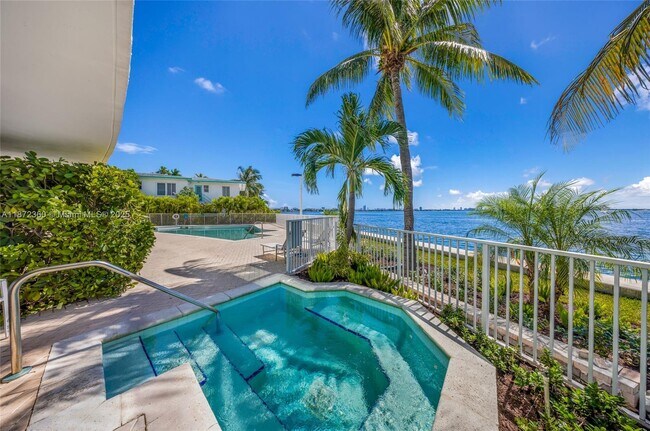 Building Photo - 2000 Bay Dr