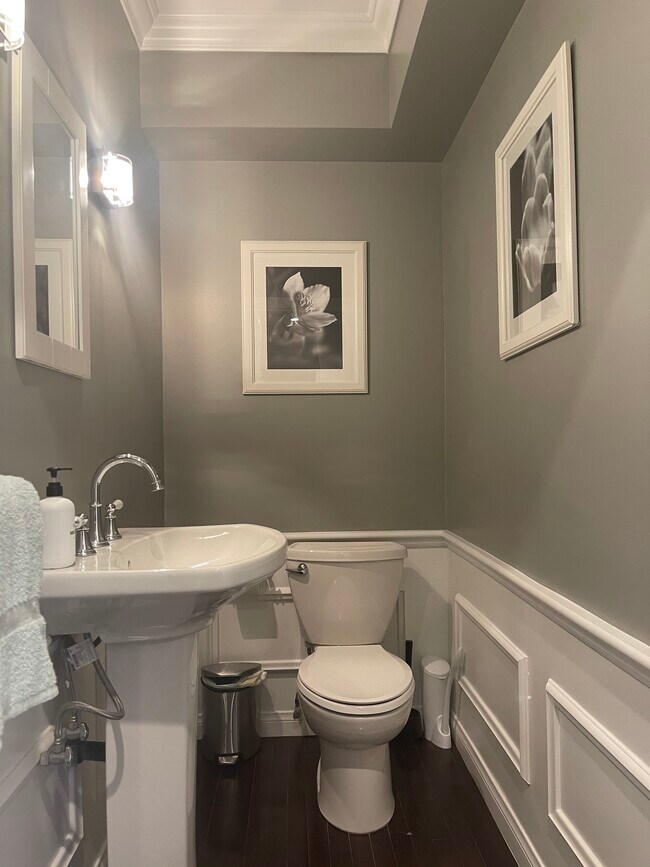 Building Photo - 432 N Gardner St