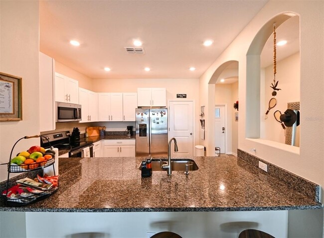 Building Photo - 736 Royal Empress Dr