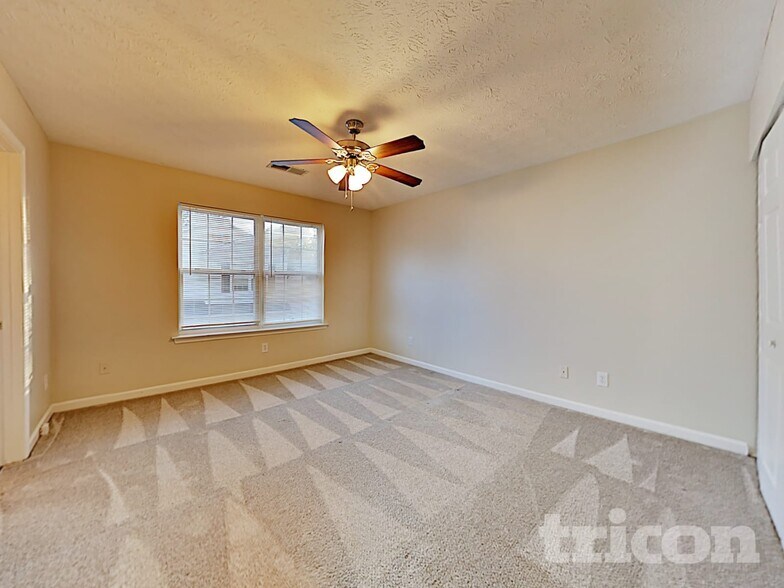 Building Photo - 102 W Oaks Pl