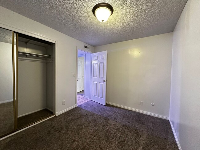 Building Photo - Great 2 bedroom Condo now Available!