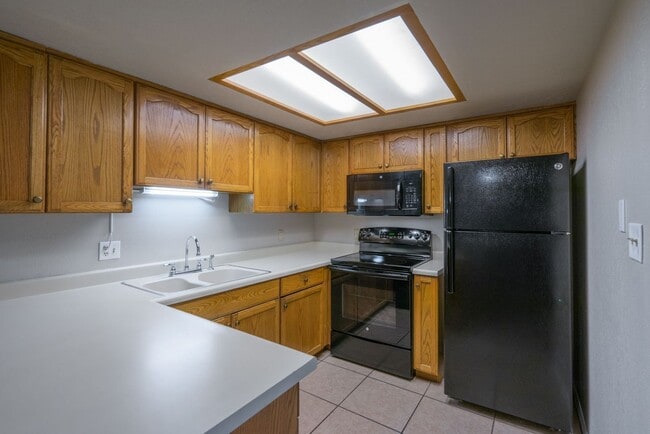 Building Photo - Spacious Updated Townhome in Downtown St. ...