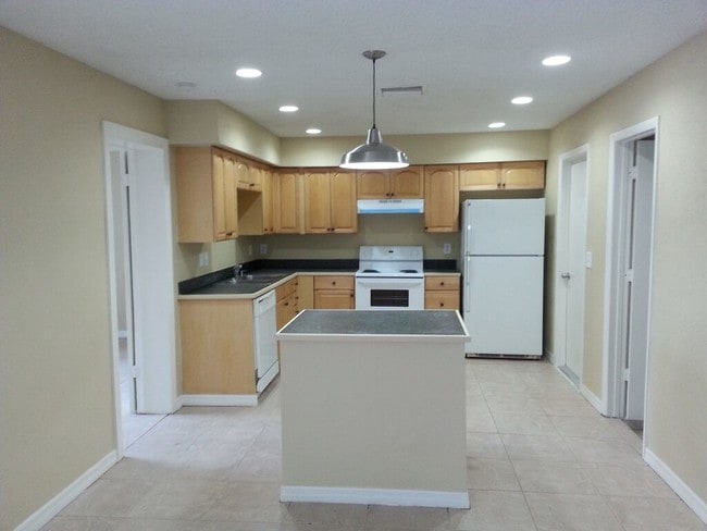 Building Photo - 7030 Carmel Ave