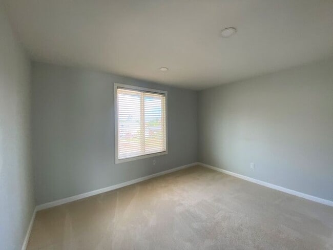 Building Photo - 4 bedroom 2.5 bath recently renovated home...