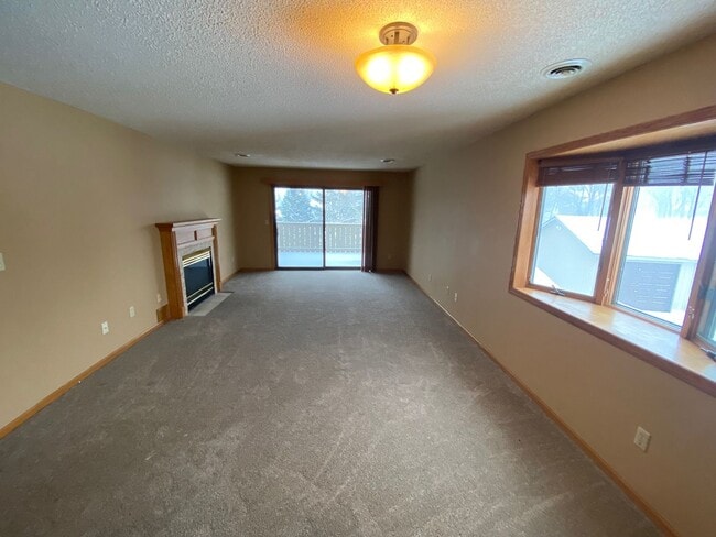 Building Photo - Top Floor Condo Available March 1, Open Floor Plan, Balcony, Fireplace, Walk-in Closet, 2 Baths, ...