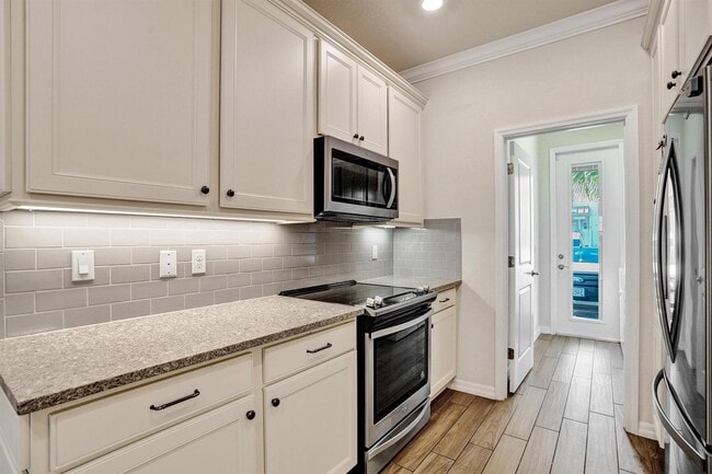 Building Photo - 1300 Eucalyptus Dr