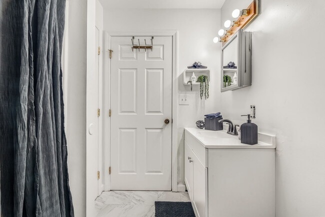 Building Photo - 114 Cove Rd