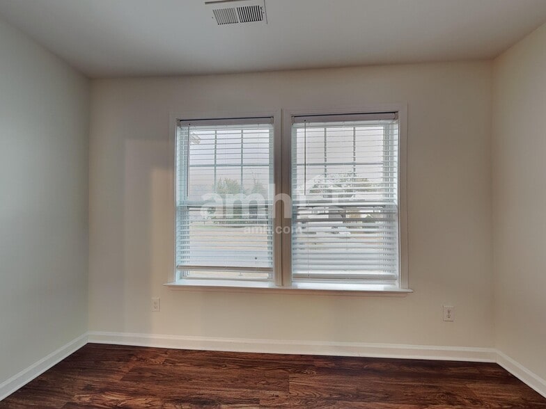 Building Photo - 11622 Village Pond Dr