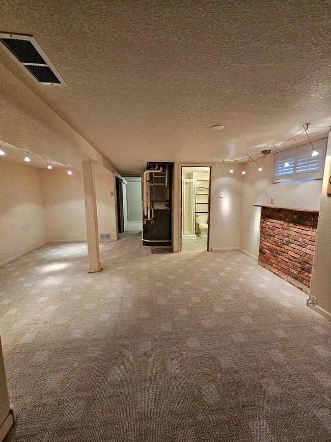 Building Photo - 3 BEDROOM | 2 BATH | DOUBLE GARAGE | WEST