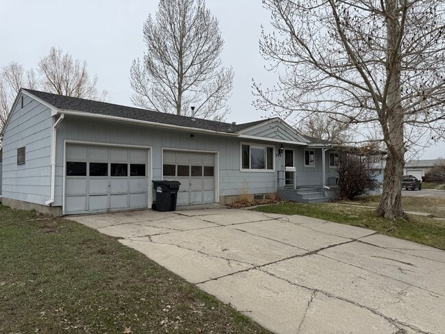 Building Photo - 4 Bedroom 2 Bathroom Home on Large Corner Lot with 2 Car Attached Garage In Great Neighborhood In...