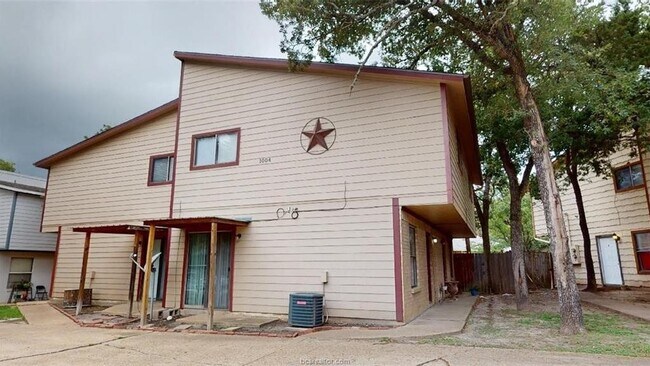 Building Photo - 1425 W Villa Maria Rd