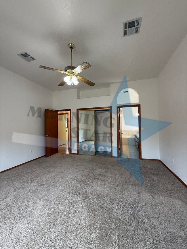 Building Photo - Move-in Special! Charming Home with Mountain Views!