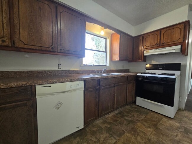 Building Photo - 3 Bed 1 Bath Home in Shawnee