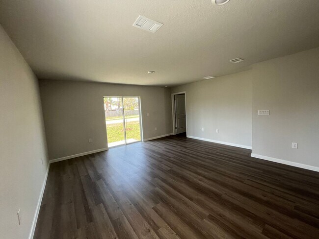 Building Photo - Beautiful 4 Bedroom Home with Huge yard!