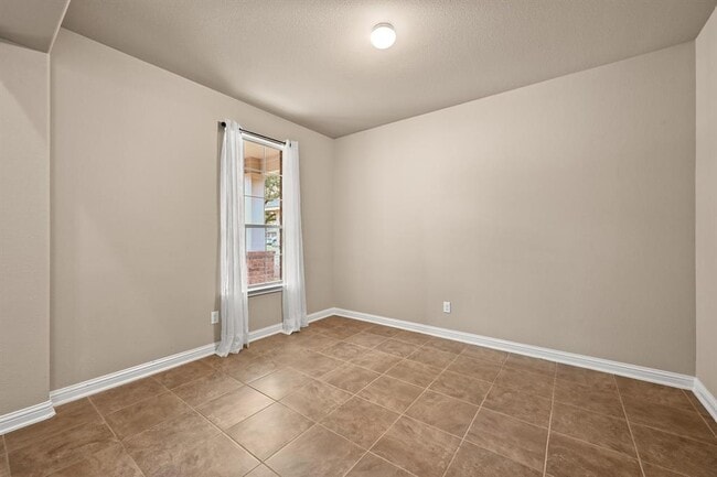 Building Photo - 808 Middle Creek Dr