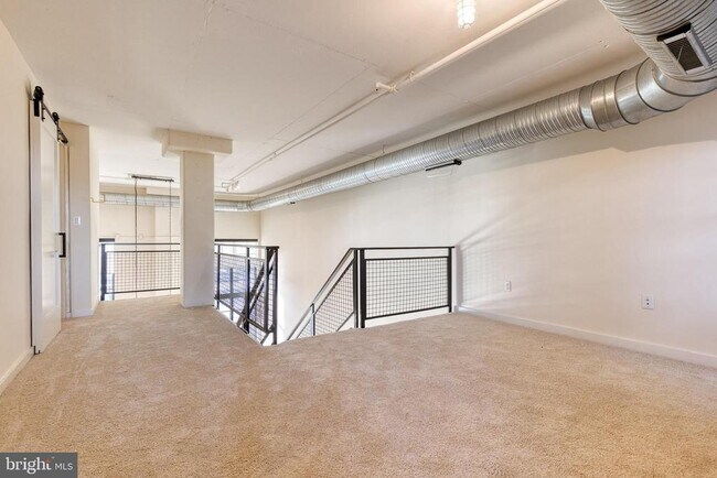 Building Photo - 1220 Bank St