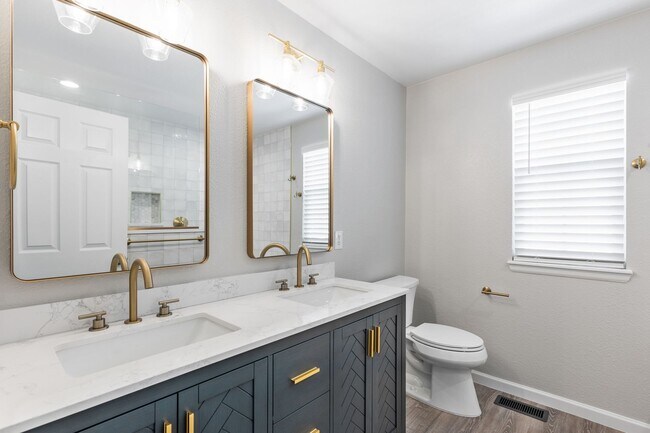 Building Photo - Spacious 5 bedroom home in the heart of Parker!