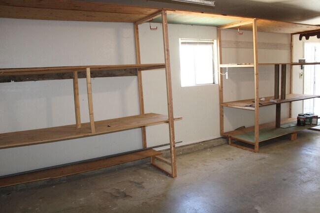 Building Photo - Three Bedroom, One Bathroom Single Family Home in Isleton.
