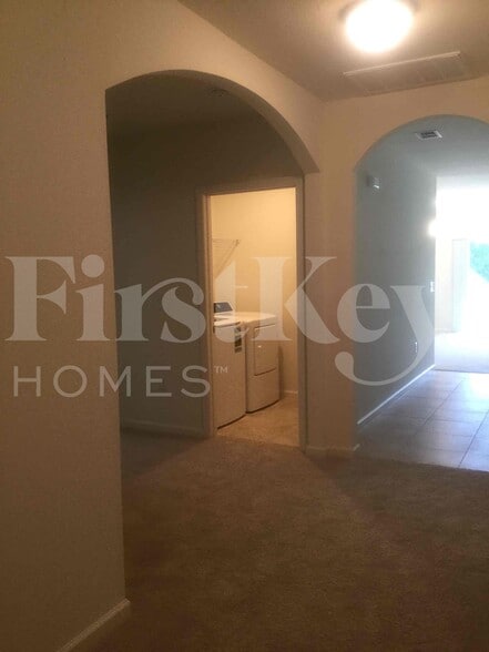 Building Photo - 2472 SE Floresta Dr