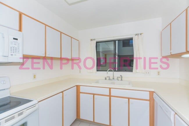 Building Photo - 3 bdrm/ 2.5 bath townhome for rent at Neho...