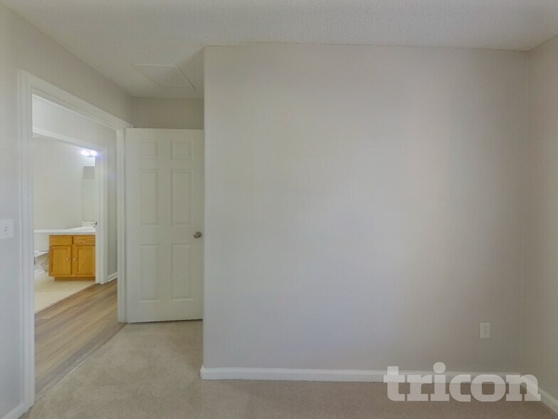 Building Photo - 7125 Beekman Lake Dr