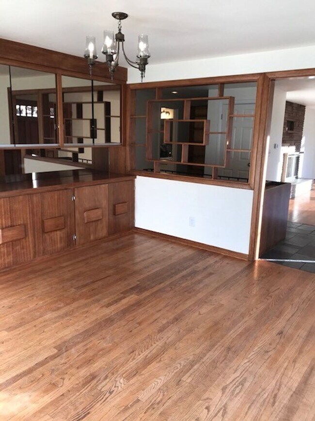 Building Photo - Pre-leasing-Beautiful Bryant Large Remodel...