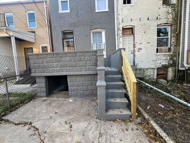 Building Photo - 3 Bed 1 Bath Renovated Townhouse