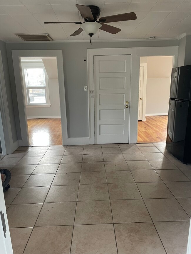 Building Photo - 16 Laurier St