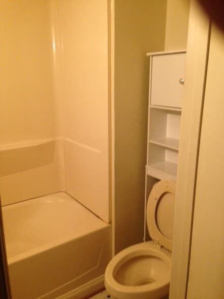 Bath Tub/Shower - 12424 Dewey Rd