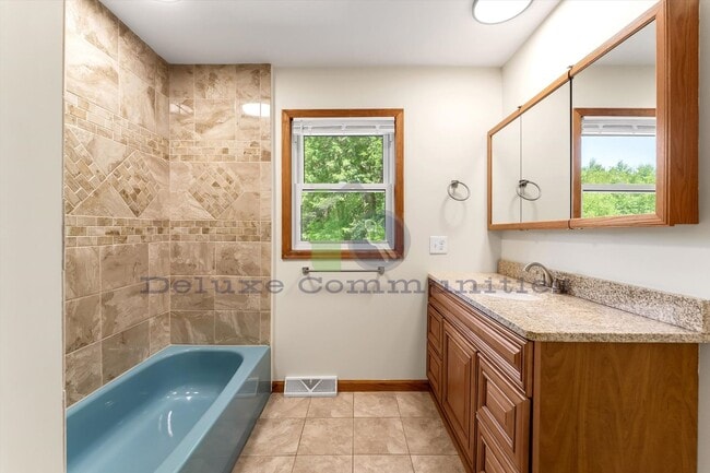 Building Photo - 4 bedroom 3.5 bath